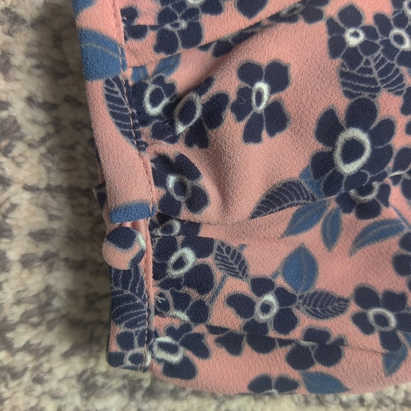 *JCREW* Floral print v-neck blouse with waist tie. - Picture 5 of 6